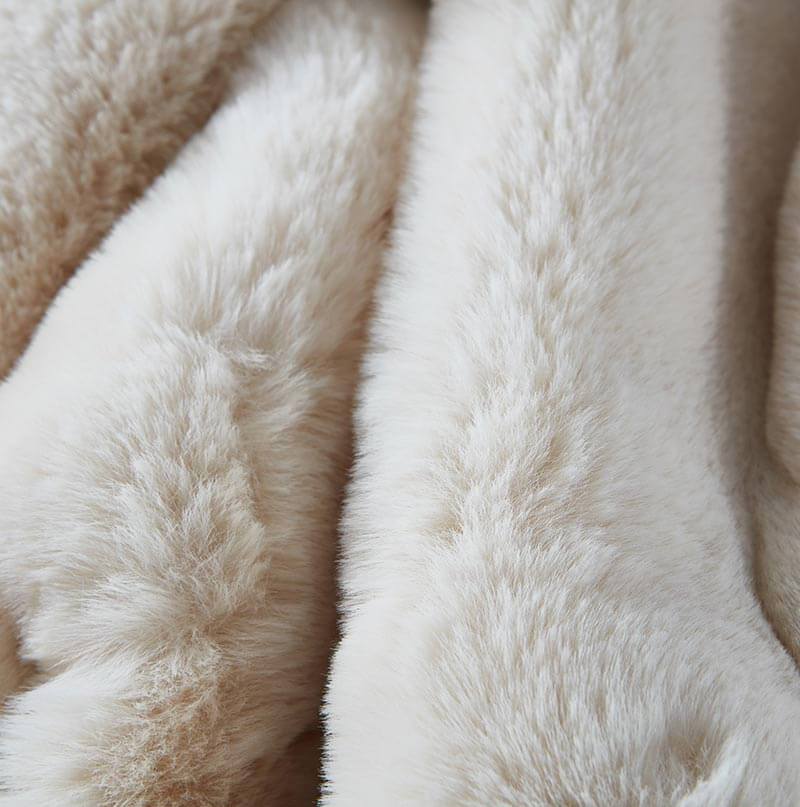 Cassilda Luxury Beige Chinchilla Faux Fur Throw Blanket – Ultra Plush Elegance