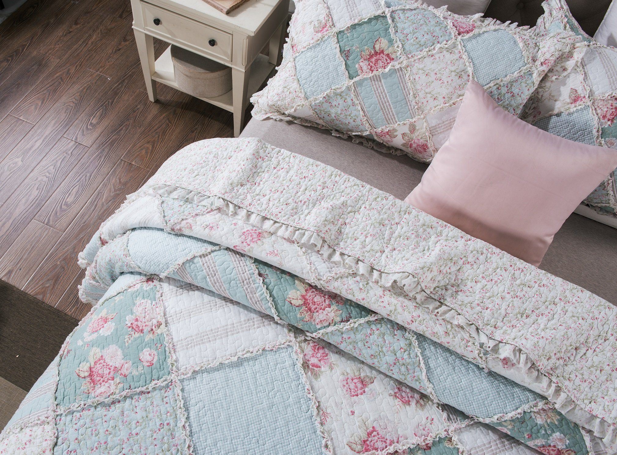 Hint of Mint Floral Patchwork Cotton Ruffle Quilt Set ND